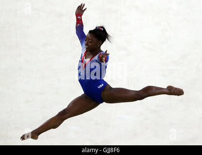 Stati Uniti d'America's Simone Biles durante le donne del piano finale di esercizio al Rio Olympic Arena l'undicesimo giorno del Rio Giochi olimpici, Brasile. Foto Stock