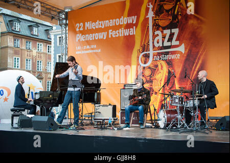 Open-air concerto jazz nel centro storico di Varsavia, Polonia. Jazz na Starowce, Warszawa, estate 2016. Foto Stock