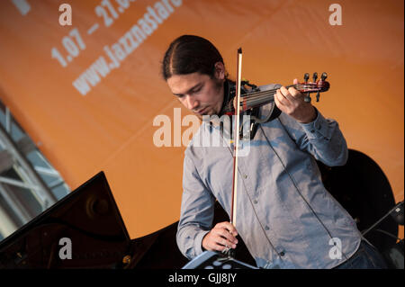 Open-air concerto jazz nel centro storico di Varsavia, Polonia. Jazz na Starowce, Warszawa, estate 2016. Foto Stock