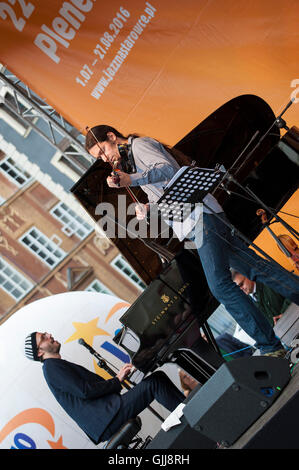 Open-air concerto jazz nel centro storico di Varsavia, Polonia. Jazz na Starowce, Warszawa, estate 2016. Foto Stock