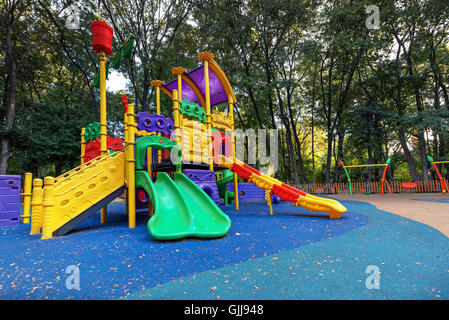 Parco giochi brillante nella foresta. Foto Stock