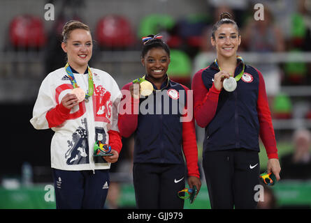 Gran Bretagna Amy Tinkler celebra un meda in bronzo con medaglia d'Oro Simone Biles e medaglia di argento Aly Raisman (destra)l in donne del piano finale di esercizio al Rio Olympic Arena l'undicesimo giorno del Rio Giochi olimpici, Brasile. Foto Stock