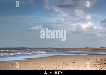 Ampi spazi aperti, sole, mare e sabbia sulla costa North Norfolk. Foto Stock