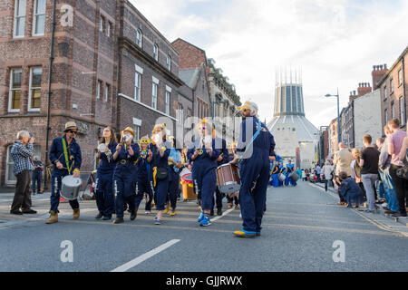 Danza & musica catturati durante il 2016 Brazilica sfilano per le strade di Liverpool - Samba in città Foto Stock