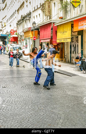 Capoeristas mostrano la loro abilità di Capoeria su una strada di Parigi. Foto Stock