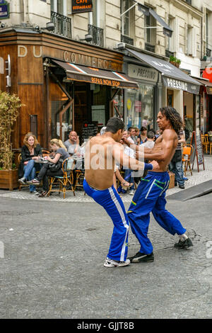 Capoeristas mostrano la loro abilità di Capoeria su una strada di Parigi. Foto Stock