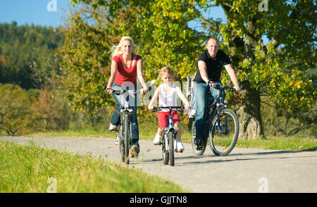 Famiglia vanno in bicicletta Foto Stock