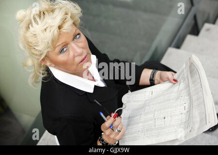 Donna giornale ufficiale Foto Stock