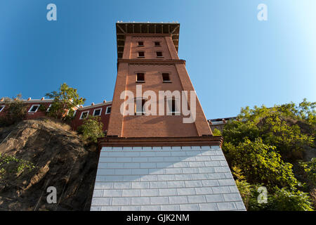 Edificio storico dell'ascensore a İzmir - Vista frontale della Torre di Asansör Foto Stock