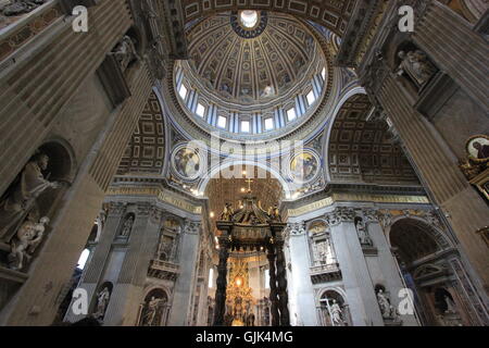 La Basilica di San Pietro e la Città del Vaticano, Roma, Italia Foto Stock