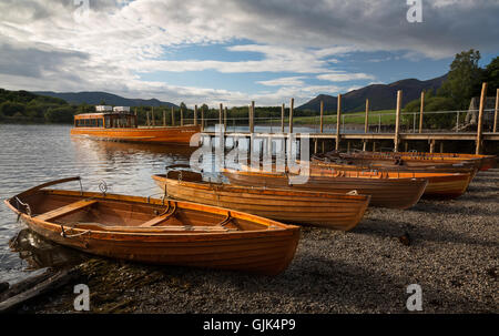 Barche sulla Derwent Water a Keswick, Cumbria, England, Regno Unito Foto Stock