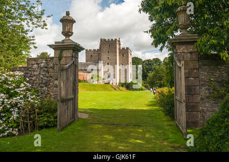 Sizergh casa medioevale, giardini e station wagon, paesaggio,National Trust, Lake District Foto Stock