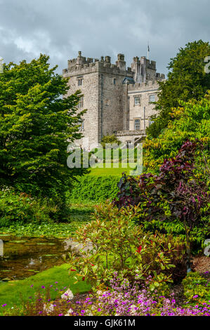 Sizergh bella casa medievale, con i suoi ricchi giardini e break Foto Stock