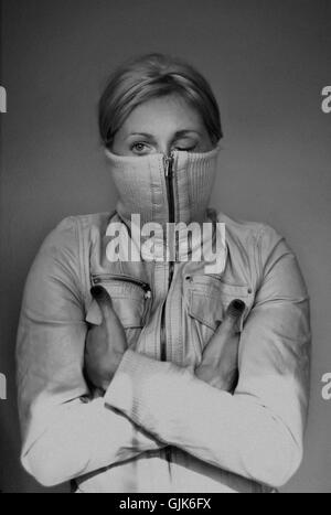 Ragazza adolescente rendere divertente faccia con finti occhi google bulbi  oculari Foto stock - Alamy