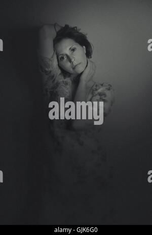 Ritratto di giovane donna guardando la telecamera Foto Stock