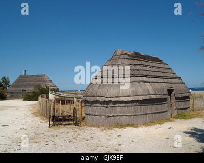 Replica reed tradizionali capanne in un museo villaggio di pescatori in Le Barcares, Pirenei orientali, Francia meridionale Foto Stock