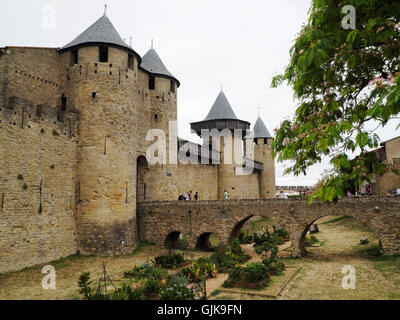 Carcassonne, ingresso ponte per il Chateau Comtal castello. Languedoc Roussillon, Francia Foto Stock