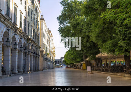 Street nella città vecchia di Corfù, Grecia, nelle prime ore del mattino Foto Stock