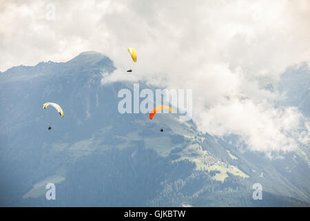 Tre i parapendii battenti a Penken Alpi dell'Austria Foto Stock