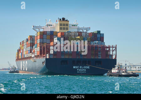 Il Gigante Mediterranean Shipping Company contenitore nave MSC Elodie, essere manovrato nel porto di Long Beach, California, Stati Uniti d'America. Foto Stock