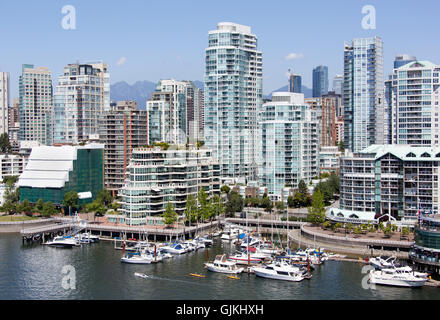 La vista di False Creek marina con Vancouver di grattacieli in uno sfondo (British Columbia, Canada). Foto Stock
