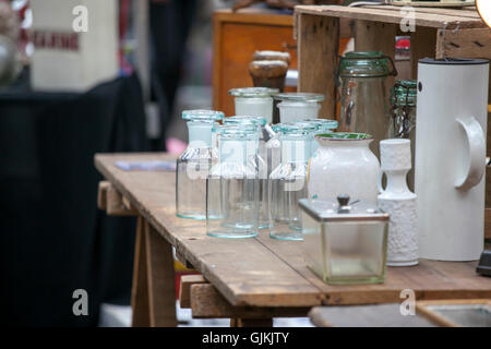 London, Regno Unito - 17 luglio, 2016. Spitalfields Market Antic. vecchie bottiglie e vasi da farmacia in una cassa di legno di cassetti per la vendita Foto Stock