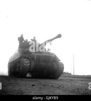 Il britannico Sherman Firefly, una versione modificata del carro armato americano M4 Sherman, dotato di un potente cannone da 17 libbre, utilizzato dagli Alleati durante la seconda guerra mondiale, specialmente nel teatro europeo. Foto Stock