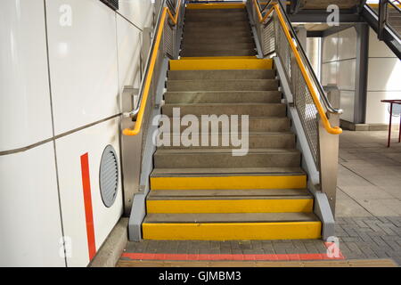 Rampa di scale in corrispondenza di una stazione di superficie Foto Stock