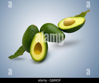 Tre dimezzato avocado Foto Stock