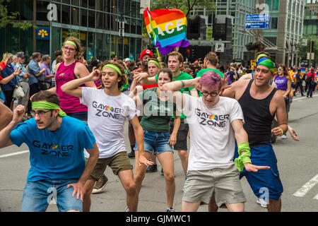 Montreal, CA - 14 agosto 2016: Persone azienda gay rainbow flags prendere parte nel 2016 Gay Pride Parade Foto Stock