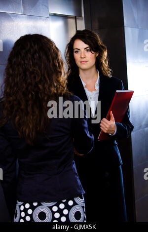 Donna in attesa di attesa Foto Stock