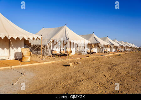 Un Desert Camp con tende bianche e disposizione di seduta, in Desert National Park, dune del SAM indiana di deserto di Thar, spazio di copia Foto Stock