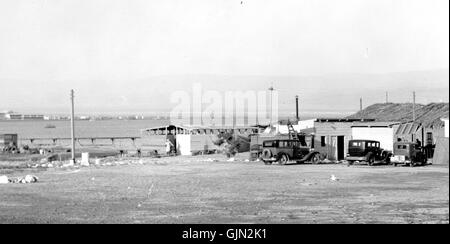 Questa immagine cattura una vista generale del Mar morto, scattata nel 1920, con un focus sulla regione di Kallia. Il Mar morto è noto per la sua elevata salinità e le sue acque ricche di minerali, che lo rendono una destinazione geografica e sanitaria unica. Foto Stock