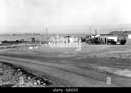 Questa vista generale del Mar morto a Kallia, scattata nel 1920, mostra le formazioni saline uniche della regione e le acque ricche di minerali, una meraviglia naturale situata nel punto più basso della superficie terrestre, situata tra Giordania e Israele. Foto Stock