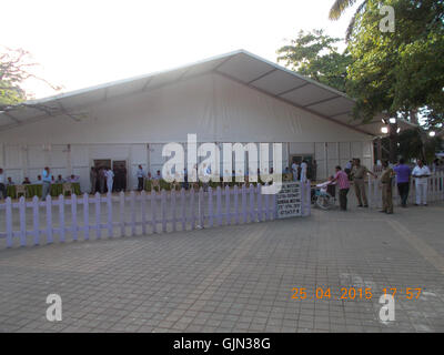 Questa fotografia raffigura i membri del Royal Western India Turf Club (R.W.I.T.C.) riuniti in un hangar con aria condizionata. Mette in risalto un momento nella storia del club, probabilmente da un evento della metà del XX secolo, che mette in mostra una miscela di cultura ippica tradizionale e comodità moderne. Foto Stock