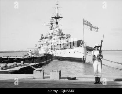Haifa, risultato di atti terroristici e le misure del governo. H.M.S. La Repulse preso dal dock, marine in guardia sotto bandiera Britannica.1938 Foto Stock