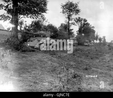 L'M4A1(76) Sherman era una variante dell'iconico carro armato americano utilizzato durante la seconda guerra mondiale. Questa versione, equipaggiata con un cannone da 76 mm, giocò un ruolo cruciale nella campagna di Normandia, contribuendo alla vittoria delle forze alleate in Europa. Foto Stock