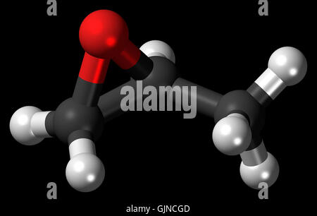 Questa rappresentazione mostra la struttura molecolare dell'ossido di propilene, un composto utilizzato nella produzione di materie plastiche, solventi e prodotti chimici. Il modello illustra la disposizione degli atomi, con ogni palla che rappresenta un atomo, fornendo una visione chiara ed educativa della struttura della molecola. Foto Stock