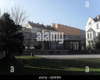 L'immagine intitolata "Gymn,zium (Teplice) 7" si riferisce probabilmente a una vista specifica del Gymnázium a Teplice, una città della Repubblica Ceca. Nota per la sua istituzione educativa, la palestra rappresenta una parte significativa del patrimonio accademico e architettonico di Teplice. L'opera può mettere in risalto l'architettura storica e l'ambiente educativo delle scuole della città. Foto Stock