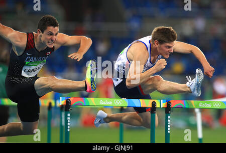 La Gran Bretagna è Lawrence Clarke (destra) compete in Uomini 110m Hurdles semifinale presso lo Stadio Olimpico l'undicesimo giorno del Rio Giochi olimpici, Brasile. Picture Data: martedì 16 agosto, 2016. Foto di credito dovrebbe leggere: Mike Egerton/filo PA. Solo uso editoriale Foto Stock