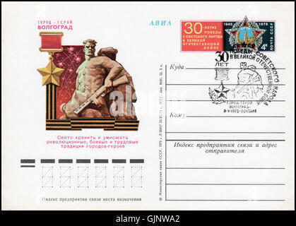 Una cartolina postale dell'era sovietica che commemora Volgograd come città eroica, con una speciale cancellazione che ne segna il significato durante la seconda guerra mondiale. Foto Stock
