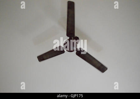 Questa immagine cattura il movimento di un ventilatore a soffitto rotante, girato a 640 secondi. La fotografia ad alta velocità mostra il movimento dettagliato e l'esclusivo effetto visivo delle pale della ventola in movimento. Foto Stock