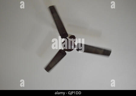 Una fotografia ad alta velocità che cattura il movimento di un ventilatore a soffitto, scattata a 320 secondi per mostrare le pale in movimento preciso. Foto Stock