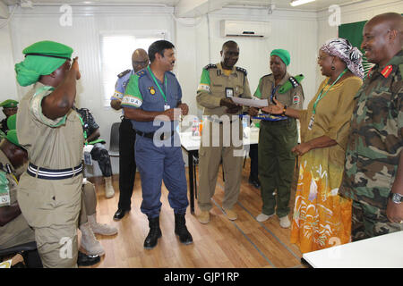 Questa immagine mostra la cerimonia della parata della medaglia del contingente ugandese dell'AMISOM, in cui ai soldati ugandesi sono state assegnate medaglie per i loro sforzi di mantenimento della pace in Somalia nell'ambito della missione dell'Unione africana in Somalia (AMISOM). La cerimonia riflette il contributo dell'esercito ugandese alla stabilità regionale. Foto Stock