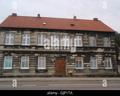 Questa foto del 17 gennaio 2011 mostra l'indirizzo di ul. Rycerska 24 in polizia, Polonia. L'immagine mette in evidenza l'architettura locale e il paesaggio urbano di questa città polacca. Foto Stock