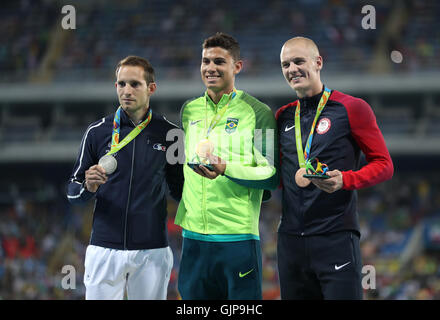 Medaglia d'oro del Brasile Thiago Da Silva (centro) medaglia di argento in Francia la Renaud Lavillenie (sinistra) e medaglia di bronzo USA Kendricks Sam sul podio dopo l'uomo Pole Vault finale allo Stadio Olimpico sull'undicesimo giorno del Rio Giochi olimpici, Brasile. Picture Data: martedì 16 agosto, 2016. Foto di credito dovrebbe leggere: Mike Egerton/filo PA. Solo uso editoriale Foto Stock