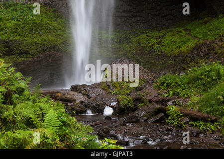 L'acqua cade in corrispondenza della base di Latourell cade nella Columbia Gorge nei pressi del centro storico di Columbia River autostrada Foto Stock