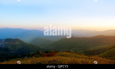 Bellissimo paesaggio di montagna nel nord della Thailandia. Foto Stock