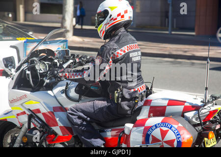 Nuovo Galles del Sud la salute personale paramedico ambulanza sulla sua moto nel centro di Sydney, Australia Foto Stock