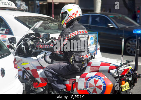 Nuovo Galles del Sud la salute personale paramedico ambulanza sulla sua moto nel centro di Sydney, Australia Foto Stock